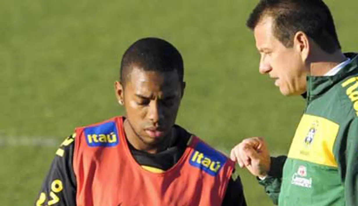 Striker Brasil Robinho (kiri) mendengarkan instruksi pelatih Carlos Dunga saat sesi latihan tim di Randburg High School, 5 Juni 2010 jelang PD 2010. AFP PHOTO / ANTONIO SCORZA 