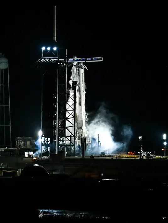 Roket SpaceX Falcon 9 dengan pesawat ruang angkasa Crew Dragon mengeluarkan bahan bakar sebelum peluncuran untuk misi Crew-6 di Kennedy Space Center NASA di Cape Canaveral, Florida, pada 27 Februari 2023. SpaceX dijadwalkan lepas landas pada pukul 1:45 pagi waktu setempat dari Kennedy Space Center di Cape Canaveral, Florida. (CHANDAN KHANNA/AFP)