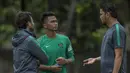 Pelatih Timnas Indonesia, Luis Milla, berdiskusi dengan pemainnya, Bagas Adi, usai latihan di Lapangan ABC Senayan, Jakarta, Jumat (19/1/2018). Pemusatan latihan ini dilakukan jelang Asian Games 2018. (Bola.com/Vitalis Yogi Trisna)