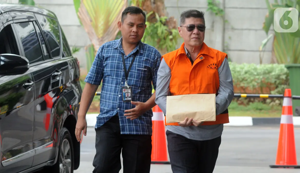 Pengusaha Kock Meng tiba untuk pemeriksaan di Gedung KPK, Jakarta, Kamis (17/10/2019). Penyuap Gubernur Kepri nonaktif Nurdin Basirun itu diperiksa sebagai tersangka perkara suap Penerbitan Perda Zonasi Wilayah Pesisir dan Pulau-Pulau Kecil di Kepulauan Riau tahun 2019. (merdeka.com/Dwi Narwoko)