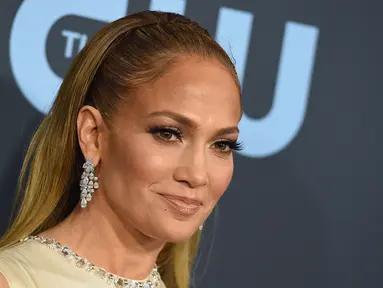 Jennifer Lopez berpose saat menghadiri Critics' Choice Awards 2020 di Barker Hangar, Santa Monica, California, Amerika Serikat, Minggu (12/1/2020). Jennifer Lopez tampil cantik dengan mengenakan gaun krem yang memperlihatkan punggung dan sampingnya. (Photo by Jordan Strauss/Invision/AP)