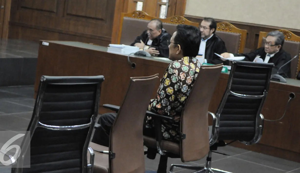 Mantan Ketua Dewan Perwakilan Daerah, Irman Gusman saat menjalani sidang lanjutan dengan menghadirkan 4 saksi di pengadilan Tipikor, Jakarta pusat, Rabu (4/1). (Liputan6.com/Helmi Affandi)