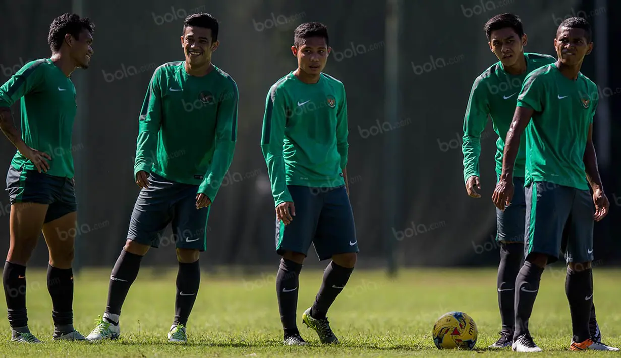 Evan Dimas (tengah) bersama rekan-rekannya berlatih bersama timnas Indonesia di Lapangan Sekolah Pelita Harapan, Banten, Sabtu (29/10/2016). Latihan ini digelar untuk persiapan jelang Piala AFF, November mendatang. (Bola.com/Vitalis Yogi Trisna)  