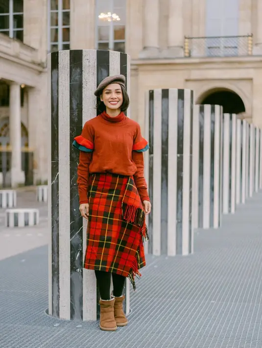 Dengan nuansa merah hijau, Andien padukan beberapa item yang terlihat artsy [instagram/andienaisyah]