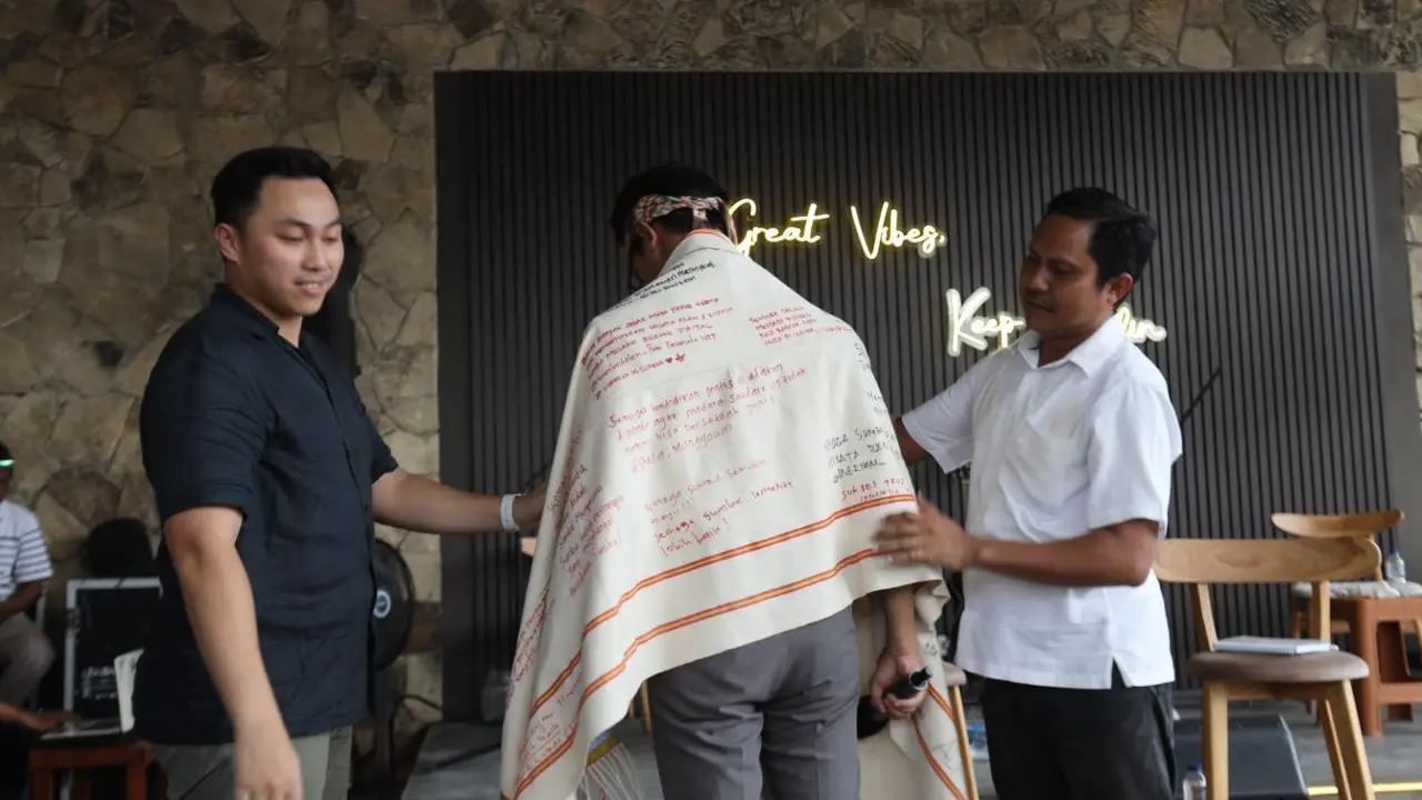 Muhammad Zinedine Alam atau Alam Ganjar saat dikalungi kain Tenun Harapan oleh anak muda Sumba Timur, NTT, Rabu 7 Februari 2024. (Foto: Liputan6.com/Ola Keda)