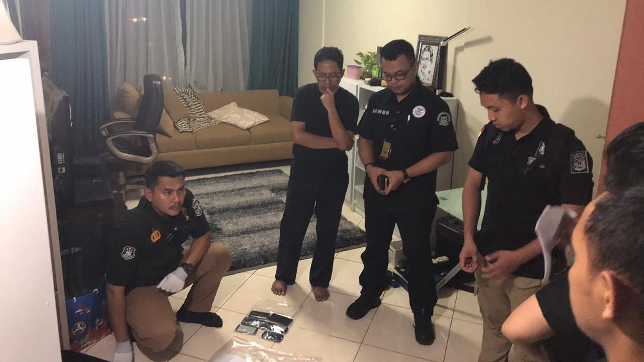 Satgas Antimafia Bola menggeledah apartemen milik Plt Ketua Umum PSSI Joko Driyono. (Ist)