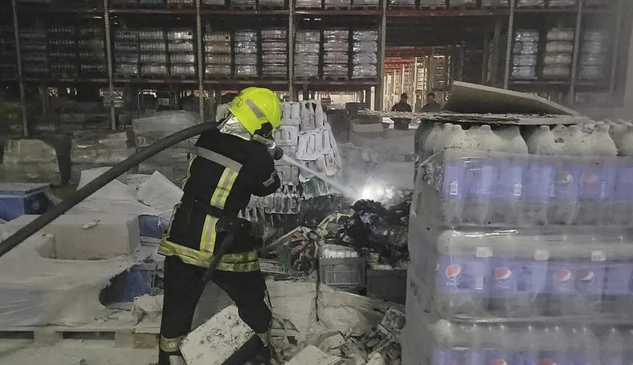 <p>Dalam serangan rudal terpisah, pasukan Rusia menewaskan tiga warga sipil di wilayah Donetsk timur Ukraina, kata Gubernur Pavlo Kyrylenko di Facebook. Dia mengatakan dua orang tewas di Kramatorsk dan satu lagi di Kostiantynivka. (Ukrainian Emergency Situation Press Office via AP)</p>