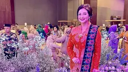 Melalui akun Instagram, Bella Saphira pun tampak sering tampil memakai kebaya di berbagai kesempatan. Dirinya terlihat begitu anggun dengan berbagai model kebaya serta tatanan rambutnya yang disanggul rapi. (Liputan6.com/IG/@bellasaphiraofficial)