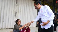 Presiden Joko Widodo atau Jokowi membagikan bantuan langsung kepada penerima manfaat saat mengunjungi Pasar Sukamandi, Kabupaten Subang, Provinsi Jawa Barat, Selasa (12/7/2022). (Foto: Muchlis Jr - Biro Pers Sekretariat Presiden)