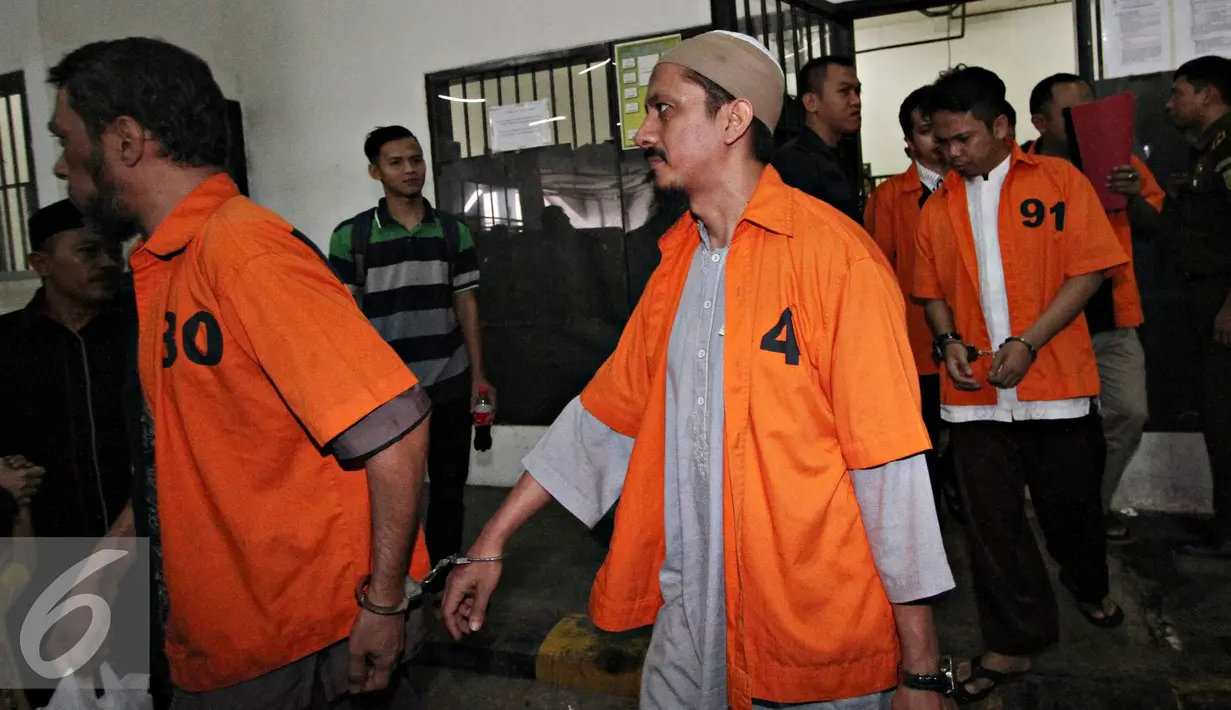 Tersangka berjalan menuju mobil tahanan usai jalani sidang perdana dugaan terorisme di Pengadilan Negeri Jakarta Barat, Senin (12/10/2015). Sebanyak delapan simpatisan diduga terkait dengan organisasi radikal  ISIS. (Liputan6.com/Immanuel Antonius)