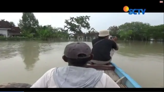 Tertutupnya akses warga di lima desa akibat banjir, dimanfaatkan para nelayan yang biasa mencari ikan di Sungai Bengawan Solo.