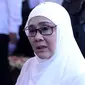 Uci Bing Slamet di pemakaman sang ibu, Ratna Komala Furi di TPU Karet Bivak, Jakarta, Jumat (29/7/2016). [Herman Zakharia/Liputan6.com]