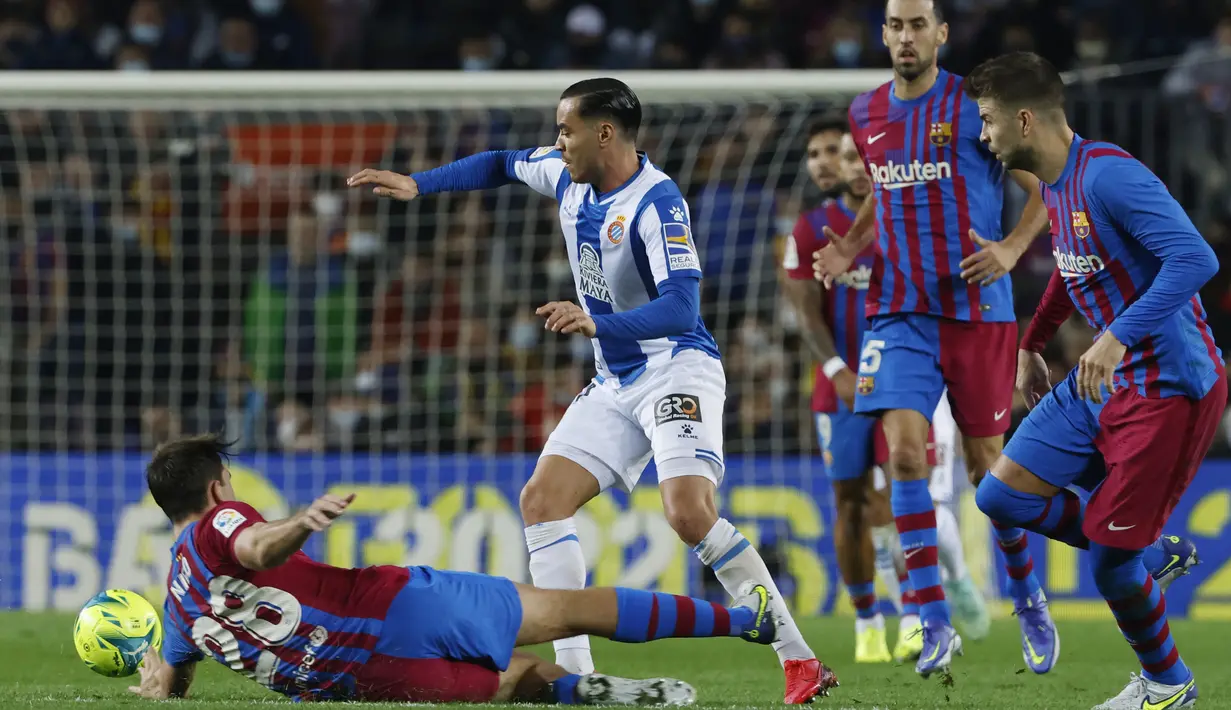 Espanyol tidak tinggal diam usai kebobolan. Beberapa kali mereka sempat mengancam pertahanan Barcelona. Termasuk pada menit ke-81, peluang De Tomas dari tendangan bebas namun sayang hanya mengenai gawang. (AP/Joan Monfort)