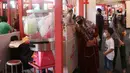 Pengunjung membeli jajanan kekinian di PergiKuliner Festival Kekinian di Supermal Karawaci, Tangerang, Banten, Senin (22/11/2021). Festival kuliner tersebut untuk mendongkrak para pelaku UMKM di bidang kuliner agar di masa pandemi mereka dapat kembali menggeliat. (Liputan6.com/Angga Yuniar)