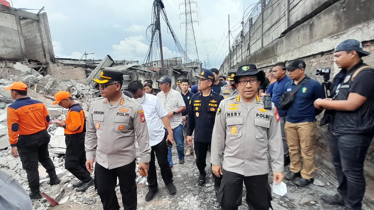 Petugas Menyisir Puing untuk Mencari Warga yang Hilang Akibat Kebakaran Depo Pertamina Plumpang