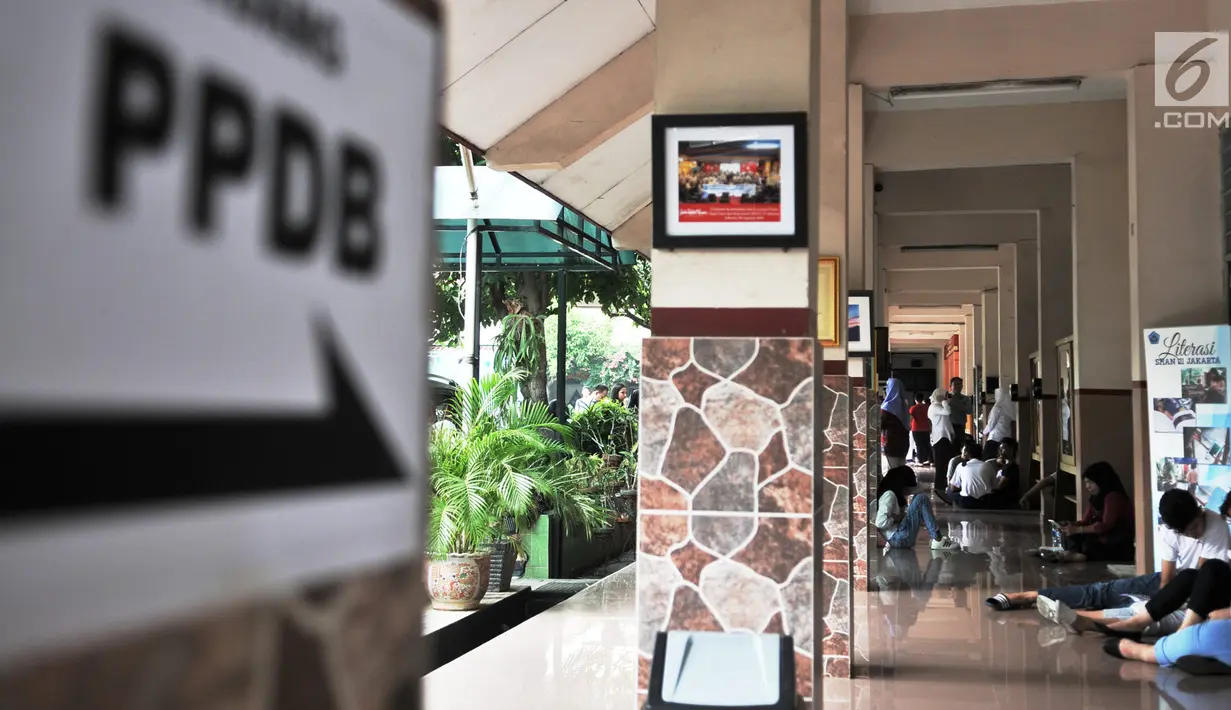 Calon peserta didik baru saat menunggu orangtua mereka melakukan pendaftaran PPDB DKI Jalur Zonasi di SMA Negeri 21, Jakarta, Senin (24/6/2019). Pendaftaran PPDB DKI Jakarta Jalur Zonasi SMP-SMA dibuka pada 24-26 Juni 2019 mulai pukul 08.00-16.00 WIB. (merdeka.com/Iqbal Nugroho)