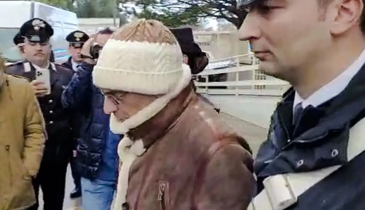 Tangkapan video ini diambil yang diambil pada Senin, 16 Januari 2023 menunjukkan penangkapan oleh Carabinieri terhadap bos mafia paling dicari di Italia, Matteo Messina Denaro di Palermo, di negara asalnya Sisilia setelah 30 tahun dalam pelarian. Matteo buron dan bersembunyi sejak muda, dan saat tertangkap berusia 60 tahun. (Carabinieri via AP)