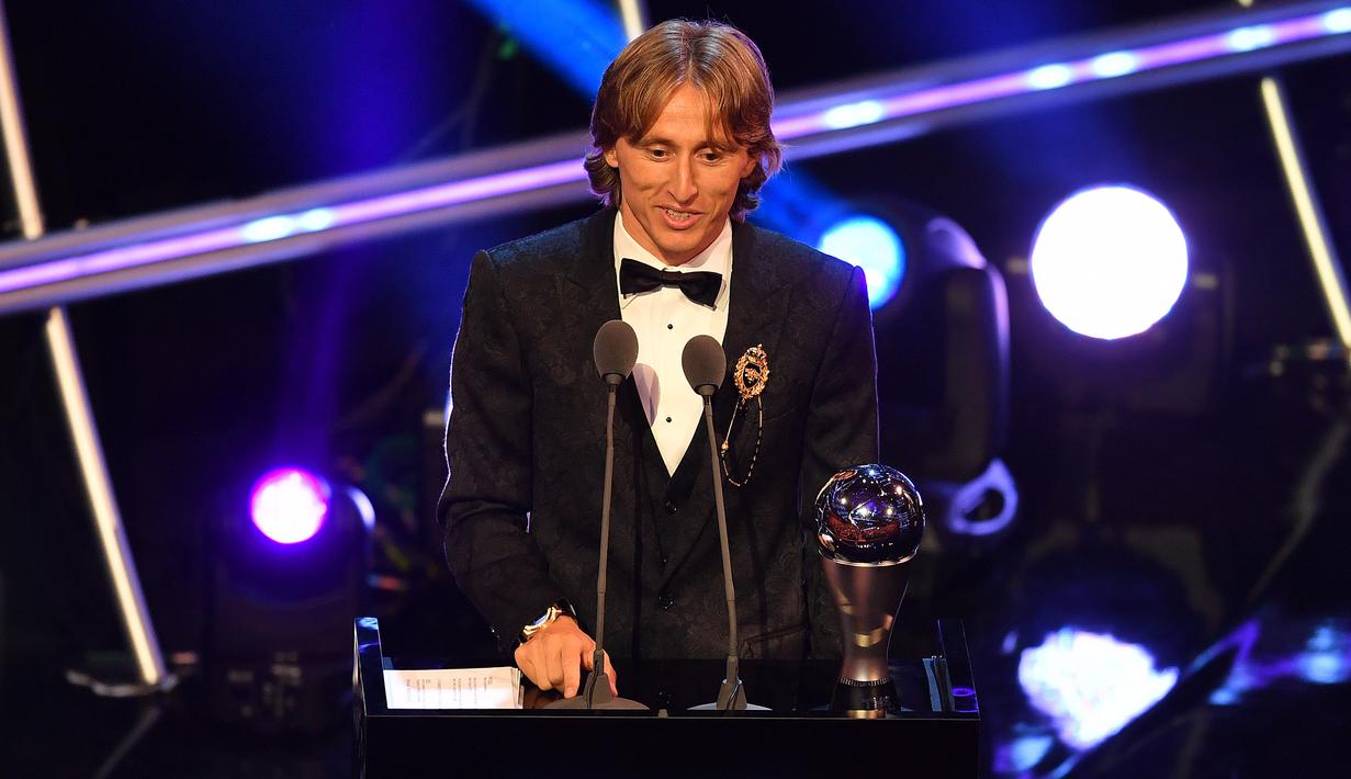 Pemain Real Madrid asal Kroasia, Luka Modric, menerima trofi Pemain Terbaik FIFA 2018 di London, Senin (24/9/2018). Dirinya mampu mematahkan dominasi Cristiano Ronaldo dan Lionel Messi. (AFP/Ben Stansall)