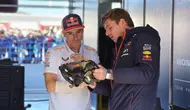 Momen Marc Marquez berbincang dengan juara dunia F1 2023, Max Verstappen pada acara Honda Racing Thanks Day 2023. (Honda Racing Global)