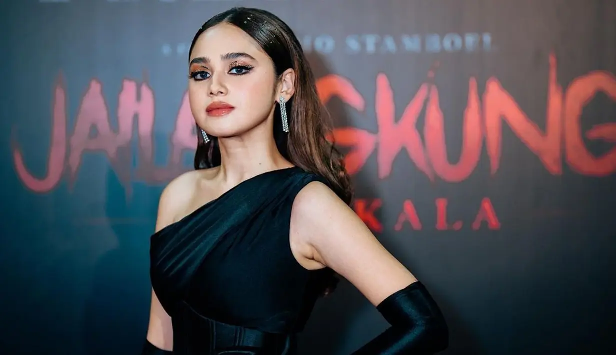 Menggunakan lipstik merah serta riasan mata berwarna gelap, penampilan Syifa Hadju ini terlihat memesona. Dirinya juga memilih menggunakan gaun hitam serta hair style sederhana untuk memberikan kesan anggun. (Liputan6.com/IG/@syifahadjureal)