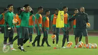 Pemain Timnas Indonesia U-22 saat melakukan latihan uji lapangan di Stadion Patriot Candrabhaga, Bekasi, Selasa (4/4). Timnas Indonesia U-22 akan melawan Persija pada Rabu (5/4). Liputan6.com/Helmi Fithriansyah)