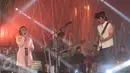 Penampilan Dewa Budjana saat duet dengan Sruti Respati saat konser bertajuk ' Zentuary' di Tebing Breksi, Prambanan, Sleman, DIY, Jumat (23/11). (Regina Safri)