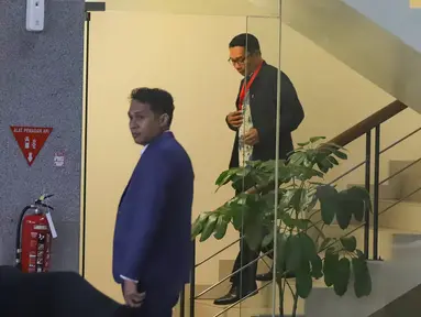 Mantan Gubernur Jawa Barat Ridwan Kamil (kanan) bersiap meninggalkan Gedung Merah Putih Komisi Pemberantasan Korupsi (KPK), Jakarta, Selasa (2/12/2025). Mantan Gubernur Jawa Barat, Ridwan Kamil diperiksa penyidik Komisi Pemberantasan Korupsi (KPK), Selasa (2/12/2025). (merdeka.com/Arie Basuki)