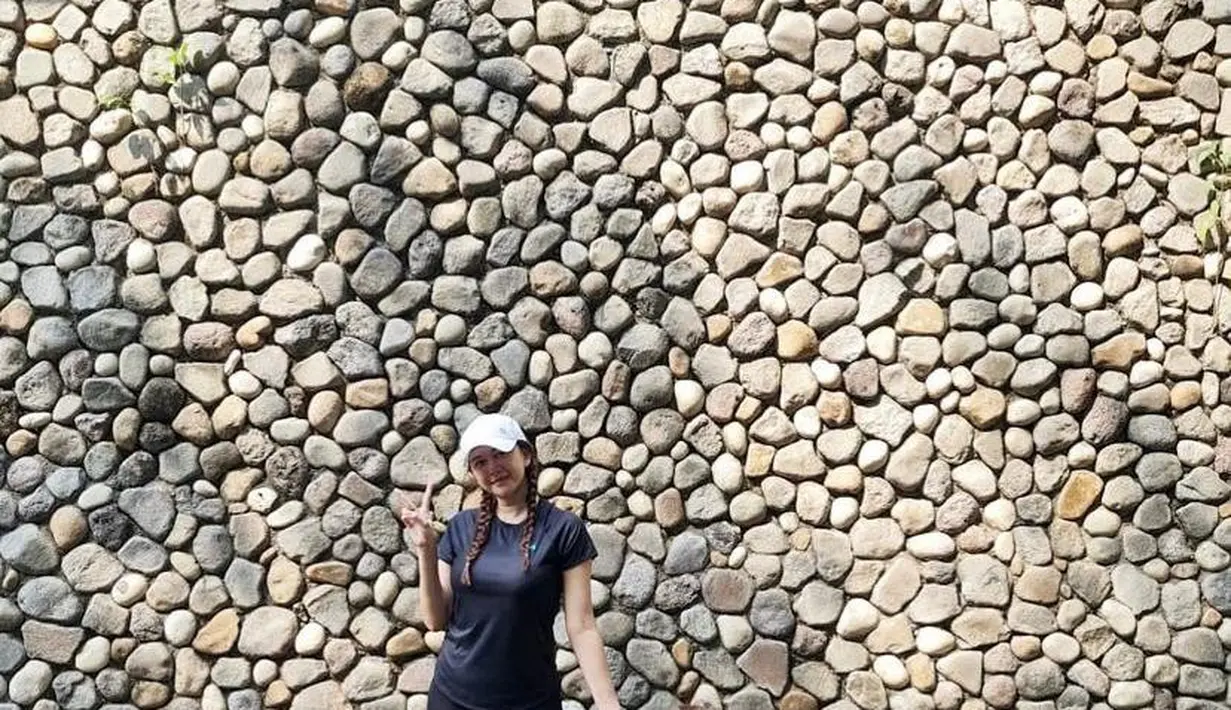 Jogging bareng putrinya, Arabella, Aura kasih tampil serba hitam dengan outfit serba hitam. Ia memadukan t-shirt hitam sebagai inner, celana jogging sebagai inner, dan dan sneakers. Gayanya disempurnakan dengan topi warna putih. (Instagram/aurakasih).