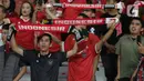 Suporter menyanyikan lagu kebangsaan Indonesia Raya. (Liputan6.com/Helmi Fithriansyah)
