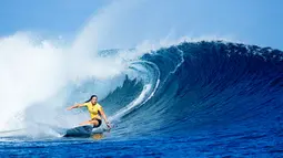 Pesalancar wanita nomor satu di dunia Tyler Wright asal Australia melawan ombak besar pada putaran kedua di Fiji Womens Pro pada Senin 30 Mei 2016. Tyler Wright tersingkir di putaran ke dua pada kejuaraan  ini. (© WSL @wsl/Sloane SOSIAL @edsloanephoto)