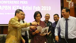 Menkeu Sri Mulyani berbincang dengan Dirjen saat konferensi pers APBN KiTa Edisi Feb 2019 di Jakarta, Rabu (20/2). Realisasi defisit APBN pada Januari lebih tinggi dari periode yang sama tahun lalu mencapai Rp37,7 triliun. (Liputan6.com/Angga Yuniar)