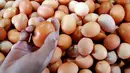 Terjadi kenaikan harga telur sebesar Rp 4.000 pada Rabu (04/06/14) (Liputan6.com/Miftahul Hayat) 