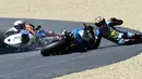 Tiga pebalap Moto GP, Jack Miller (kanan), Alvaro Bautista, dan Loris Baz terjatuh di tikungan pertama balapan MotoGP Italia di Sirkuit Mugello, Italia, Minggu (22/5/2016). (AFP/Giuseppe Cacace)