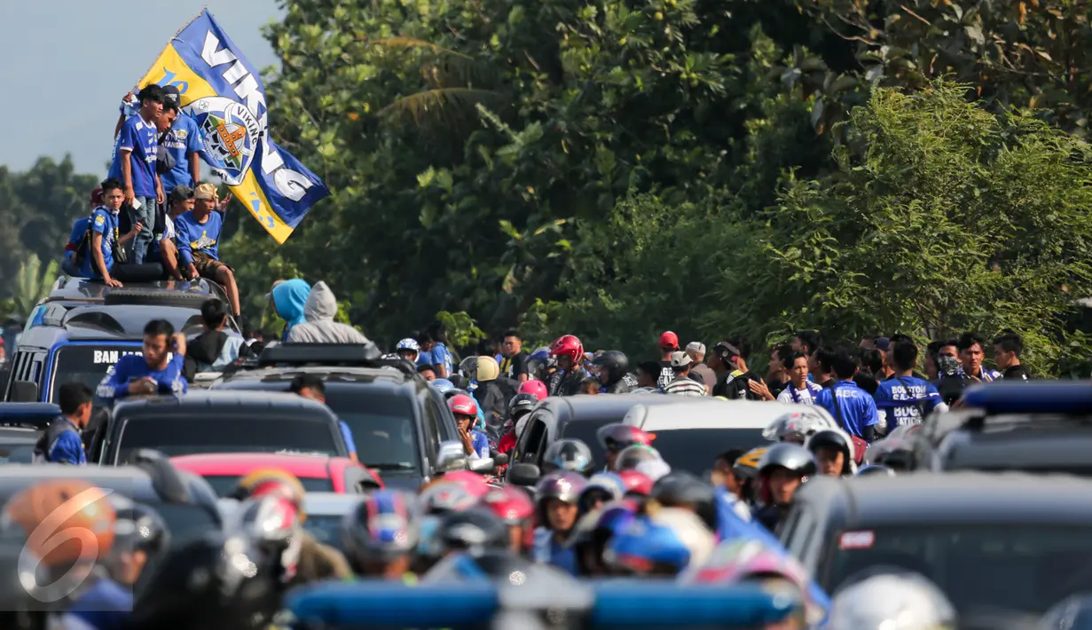 Pendukung Persib Bandung, Bobotoh, mulai memadati Stadion Gelora Bandung Lautan Api, Sabtu (16/7). Para bobotoh itu akan menyaksikan tim kesayangan mereka menjamu Persija Jakarta dalam pekan 10 Torabika Soccer Championship (Liputan6.com/Yoppy Renato)