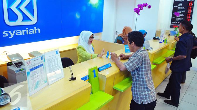 Suasana transaksi perbankan Syariah di BRI Syariah, Jakarta, Kamis (9/2). Sampai akhir 2016 pertumbuhan perbankan syariah mencapai 19,67 persen. (Liputan6.com/Angga Yuniar)