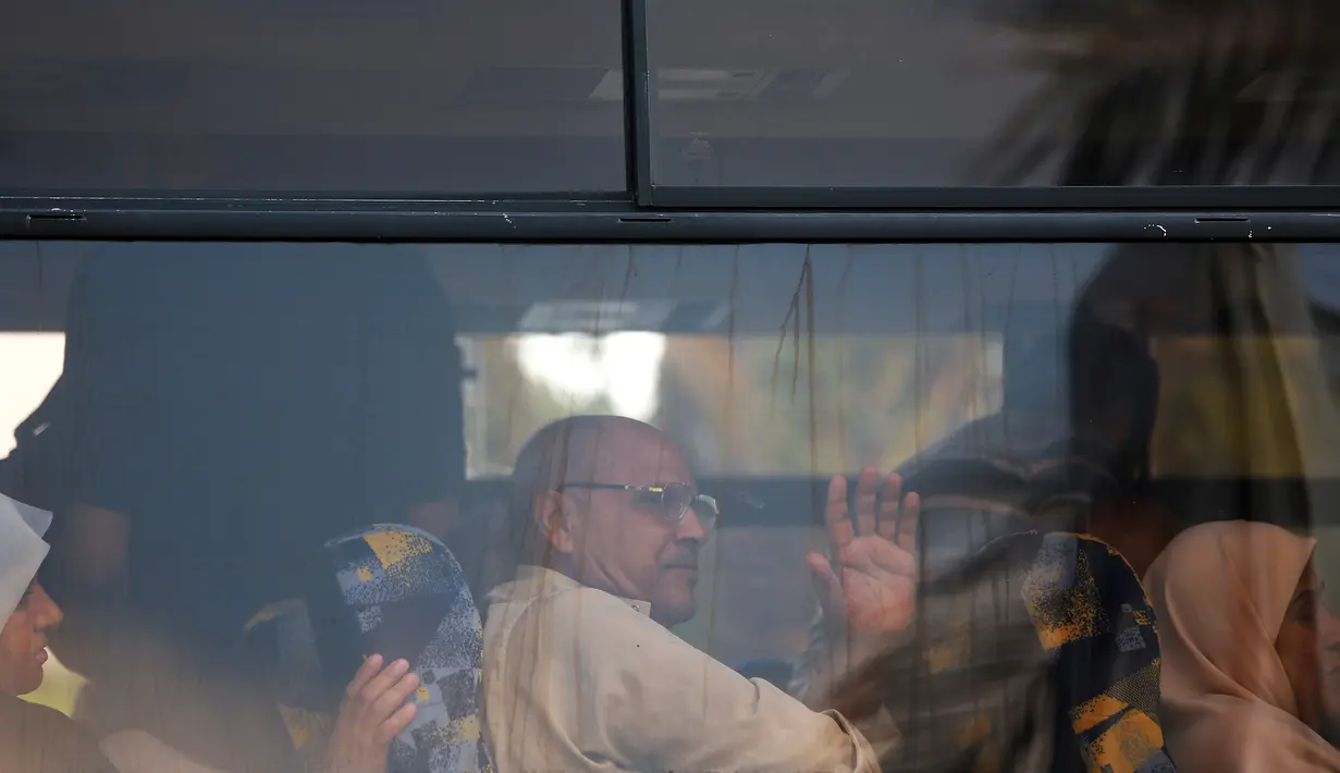 Umat muslim menyapa kerabatnya saat berada di bus sebelum berangkat melaksanakan ibadah haji di Kota Gaza, Palestina (14/8). (AP Photo / Khalil Hamra)