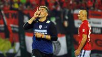 Cristian Gonzales merayakan gol yang dicetaknya ke gawang Bali United dalam lanjutan grup B Piala Bhayangkara di Stadion I Wayan Dipta, Gianyar, Sabtu (19/3/2016). (Bola.com/Iwan Setiawan)