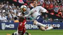 Aksi pemain Tottenham, Christian Eriksen saat berebut bola dengan pemain Manchester United, Ashley Young (kiri) pada semifinal Piala FA di Wembley stadium, London, (21/4/2018). MU menang 2-1. (AP/Kirsty Wigglesworth)