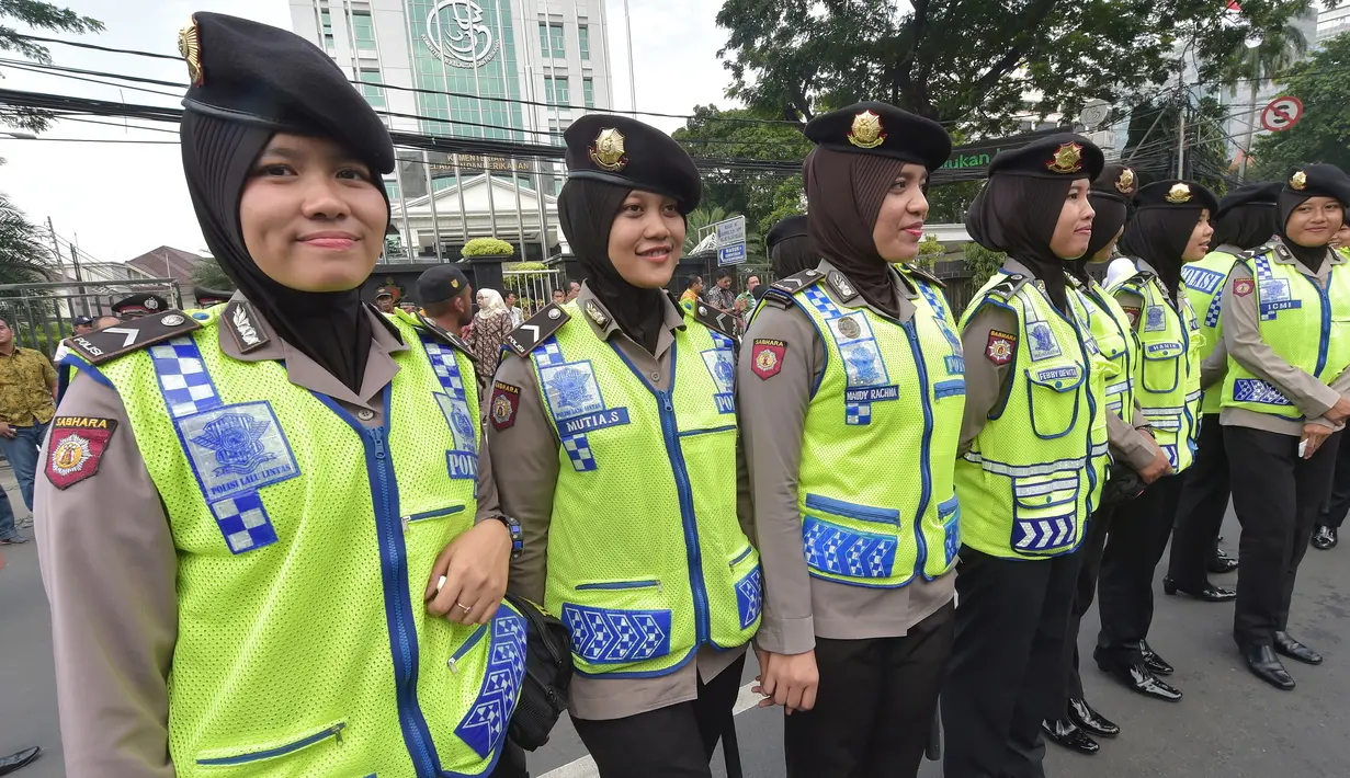 Sejumlah Polwan berjaga saat Aksi Damai 4 November di Jakarta, Jumat (4/11). Hampir semua polwan yang berjaga dalam aksi ini mengenakan hijab. (AFP PHOTO/Adek Berry)