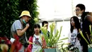 Para wisatawan mengamati tanaman pemakan serangga di Shanghai Botanical Garden, Shanghai, China, 11 Oktober 2020. Lebih dari 250 varietas tanaman pemakan serangga dipamerkan dalam Pameran Tanaman Pemakan Serangga ke-2. (Xinhua/Zhang Jiansong)
