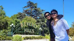 Bertemu dengan suami, Dian Ayu bersama Ananda Omesh banyak abadikan momen serunya mengunjungi berbagai tempat indah, Salah satu yang dikunjungi keduanya ialah Beverly Hills. Berverly Hills sendiri merupakan sebuah kota mandiri yang berada di Los Angeles bagian barat yang tidak jauh dengan kawasan Hollywood yang terkenal dengan industri filmnya. (Liputan6.com/IG/@omeshomesh)