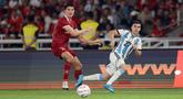 Bek Timnas Indonesia, Elkan Baggott, mengawal pergerakan pemain Timnas Argentina, Facundo Buonanotte, dalam laga FIFA Matchday di Stadion Utama Gelora Bung Karno, Senayan, Jakarta, Senin (19/6/2023). (Bola.com/Bagaskara Lazuardi)