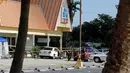 Garis polisi terpasang di tempat parkir Club Blu setelah insiden penembakan di Fort Myers, Florida, Senin (25/7). Seorang pria bersenjata menembaki klub malam hingga menewaskan sedikitnya dua orang dan melukai belasan lainnya. (REUTERS/Joe Skipper)