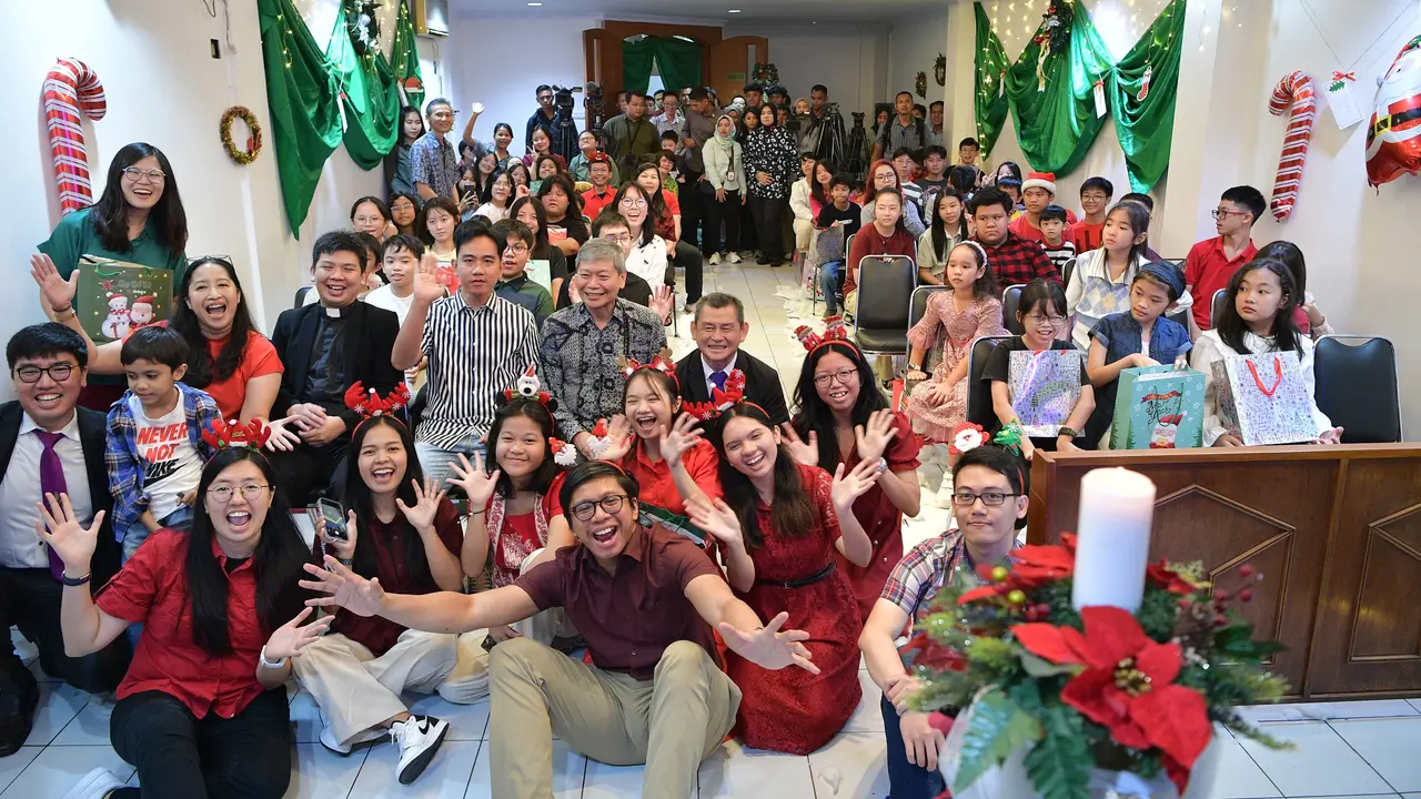 Wapres Gibran Rakabuming Raka meninjau pelaksanaan ibadah Natal remaja di GKI Wahid Hasyim, Kampung Bali, Tanah Abang, Jakarta Pusat, Minggu (22/12/2024).