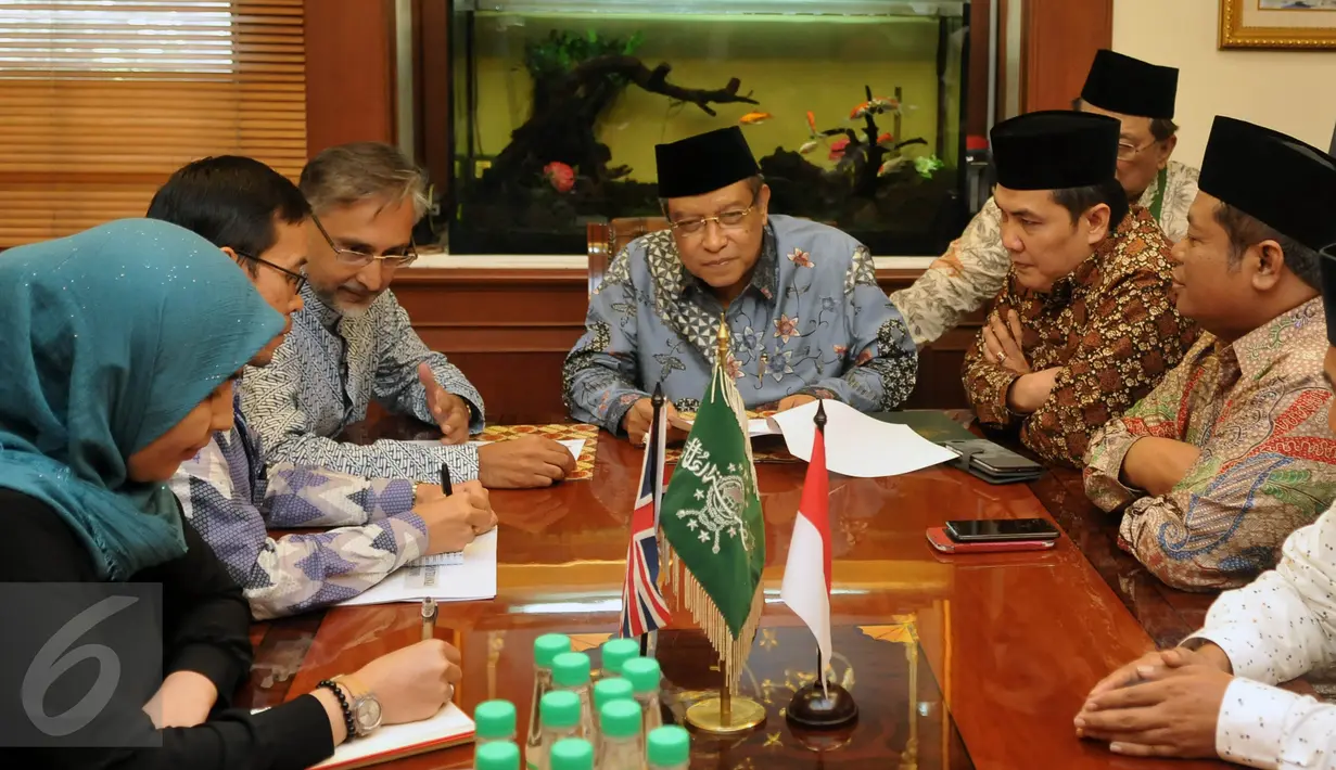 Ketua Umum PBNU, Said Aqil Siradj (tengah) saat melakukan dialog dengan Dubes Inggris untuk Indonesia, Moazzam Malik (kiri) dan petinggi PBNU lainnya di Jakarta,  (8/4). (Liputan6.com/JohanTallo)