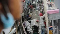 Pekerja berusaha menyelesaikan pembangunan Kampung Deret yang berlokasi di Rt. 06 Rw. 07 Benhil, Jakarta Pusat, Rabu (14/05/2014) (Liputan6.com/Faizal Fanani).