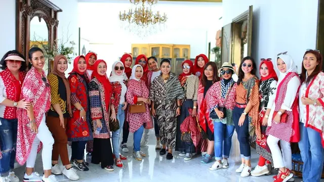 Mayangsari dan geng arisan Social Club. (Foto: Instagram @mayangsaritrihatmodjoreal)