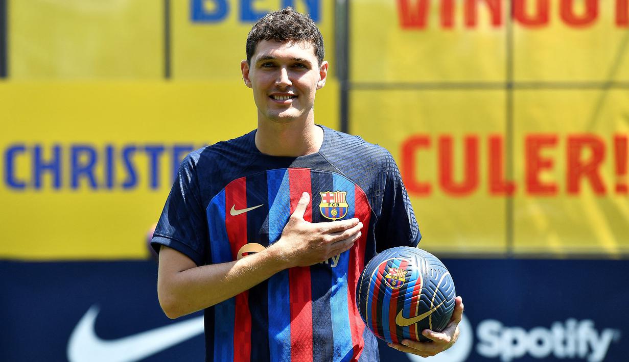 Andreas Christensen resmi diperkenalkan jadi pemain baru Barcelona pada Kamis (07/07/2022) waktu setempat di pusat latihan Joan Gamper. (AFP/Pau Barrena)