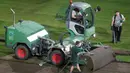 Pekerja menggunakan mesin khusus saat memasang rumput baru lapangan Stade Pierre Mauroy di Lille, Prancis, (23/6). Jelang laga 16 besar dan final Piala Euro 2016 pihak penyelenggara memperbaiki rumput lapangan bola. (REUTERS/Carl Recine)