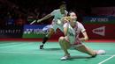 Pebulutangkis ganda campuran Indonesia, Dejan Ferdiansyah/Gloria Emanuelle Widjaja bertanding melawan pebulutangkis ganda campuran Jepang, Yuki Kaneko/Misaki Matsumoto pada laga perempatfinal Indonesia Masters 2023 di Istora Senayan, Jakarta, Jumat (27/01/2023). Apri/Fadia kalah dengan skor 21-16, 17-21, 18-21. (Bola.com/Bagaskara Lazuardi)
